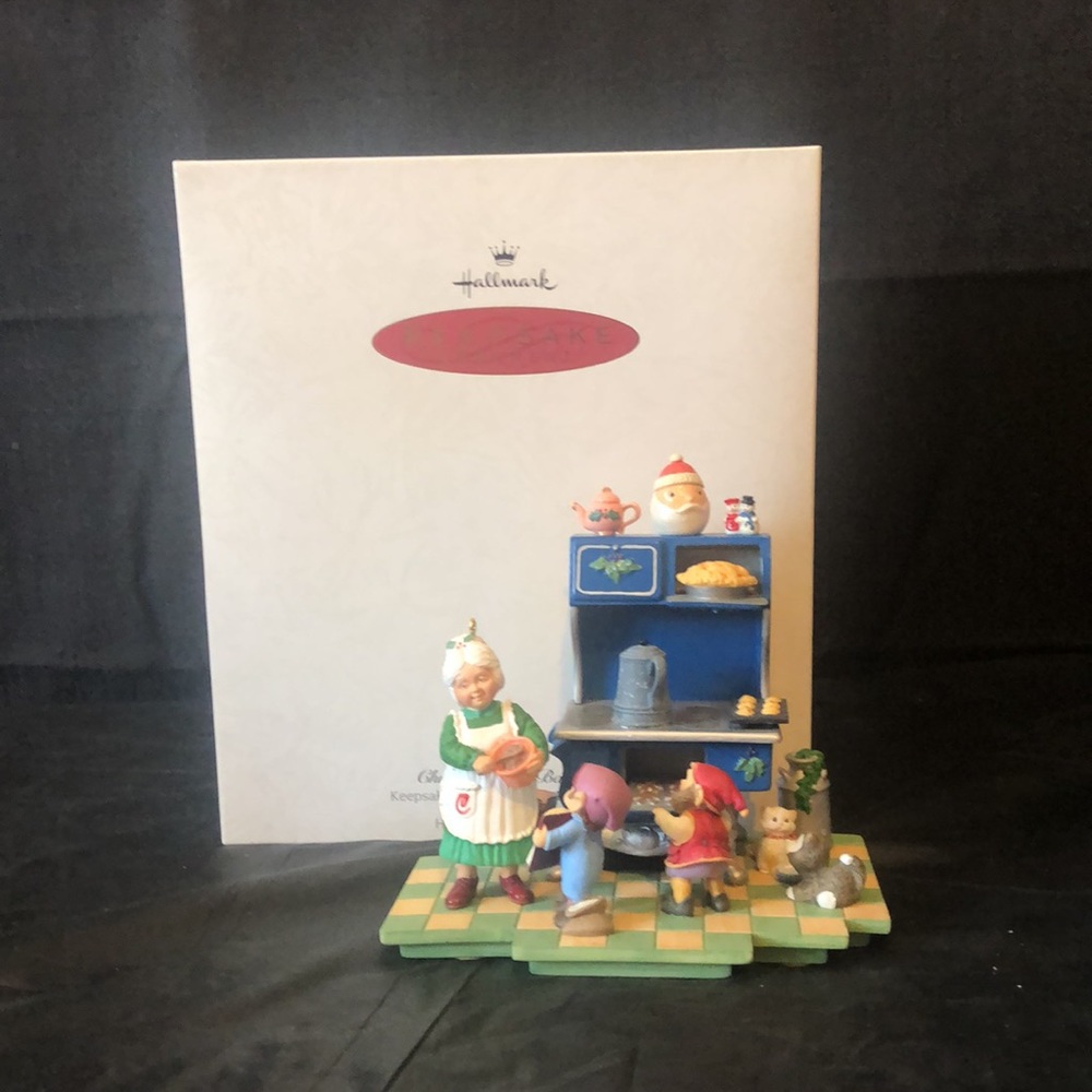 Christmas Eve bake off Hallmark keepsake ornament with display piece New in box